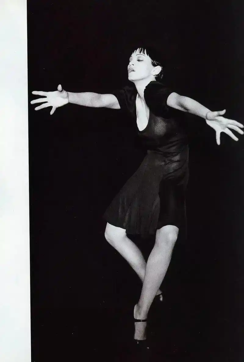 当年的 madonna 放下身段, 化身舞者, 与 harpers bazaar 回忆了自己