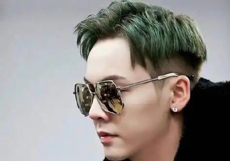 陈伟霆尝试过的发色为硬男开新路 发际线头发开始梳到了侧边,剃鬓角银