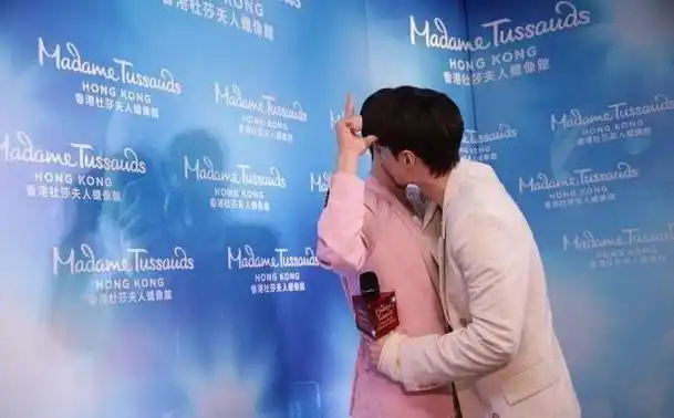 张艺兴和自己蜡像站一起是真是假分不清一身西装穿得英俊帅气
