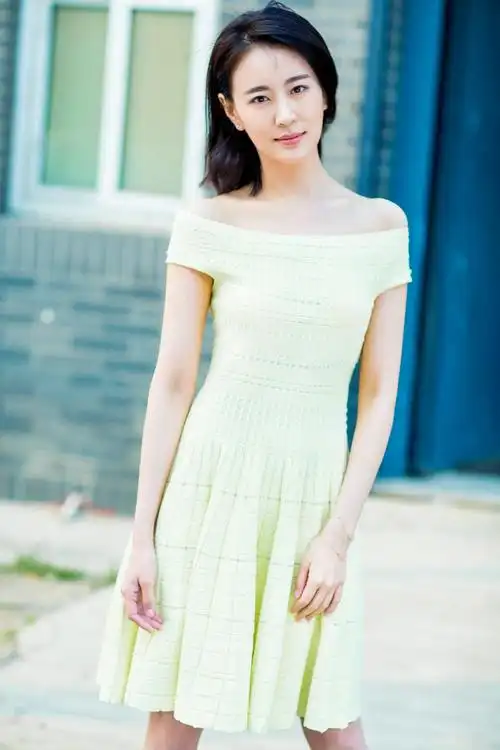 演员王乐君示范夏日清爽装扮时尚大片 肌肤雪白诠释迷人女神风情