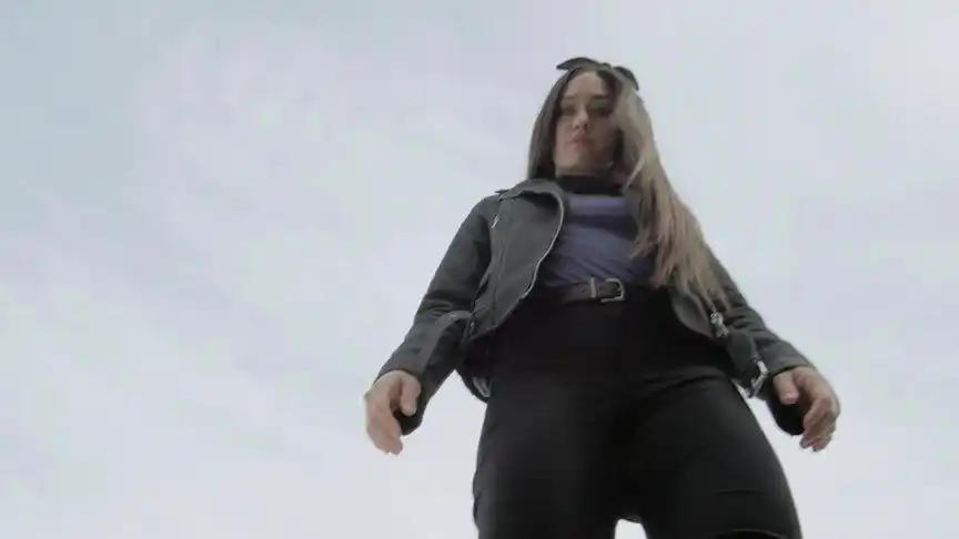 复仇者格林:美女变身超大女巨人,一脚定乾坤,抓起人就丢到海里-影视综