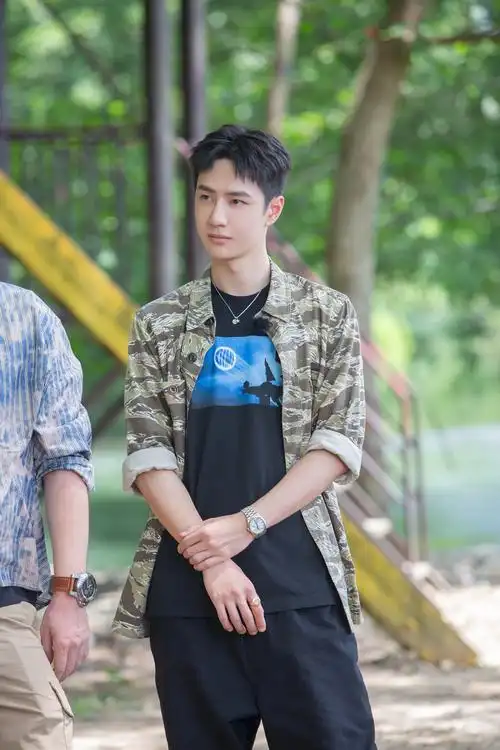 王一博参加综艺节目,辛勤劳动_高清图集_新浪网