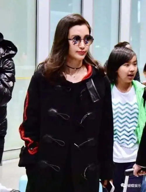 李易峰机场为粉丝签名 李冰冰气场太强无人近身!