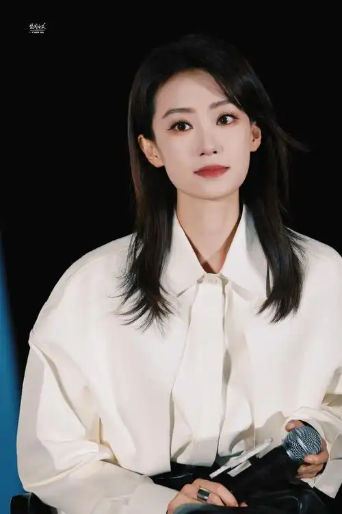 张小斐白衬衣##张小斐电影拯救嫌疑人##张小斐连续两年主持金鸡