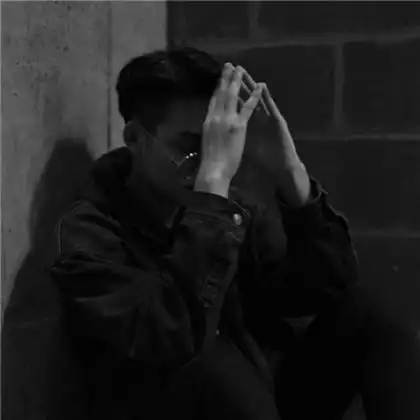 黑白伤感头像男生帅气男人有时其实挺害羞的