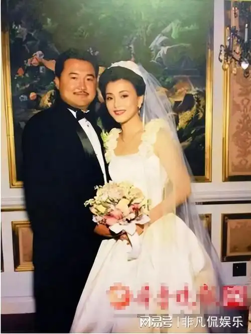 主持人杨澜曾在上海长大和丈夫离婚后嫁给身价100亿的吴征