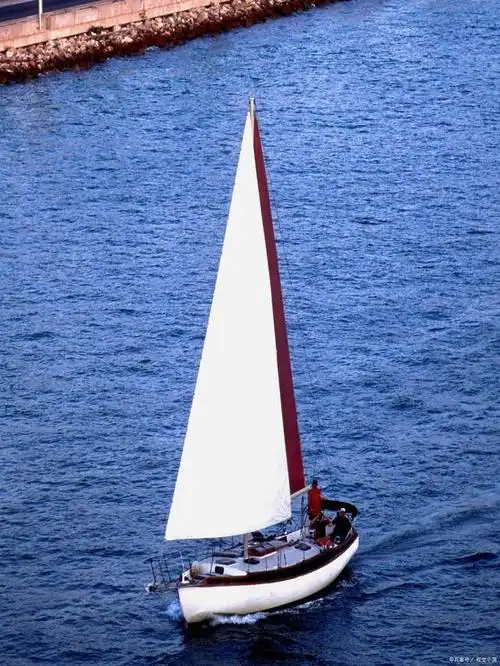 我拥有高耸的桅杆,白色的帆布,和舒适的舱室.