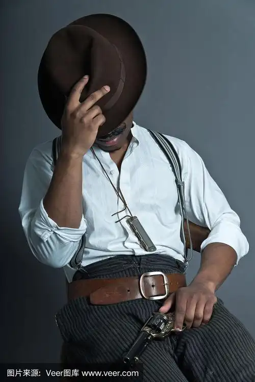 熟睡的留着胡子的复古美国西部牛仔.