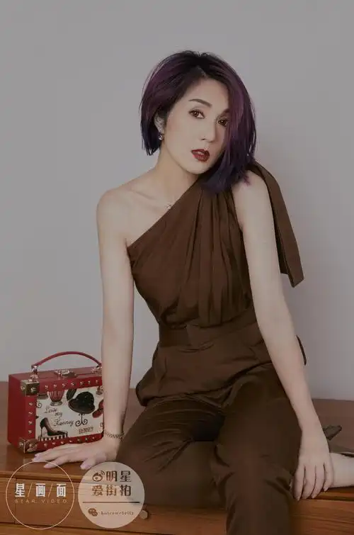 杨千嬅最新时尚大片曝光标志性紫发笑容明媚超迷人