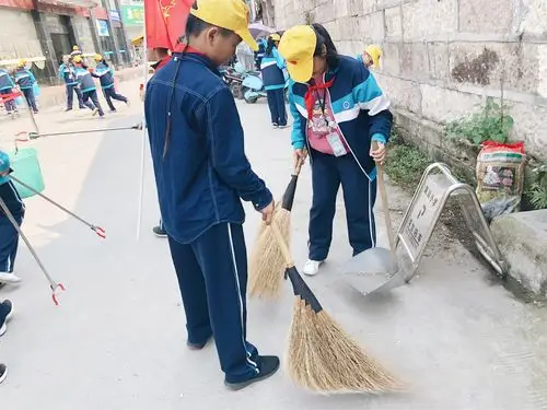 响应"三两",争做环保小卫士——湖川小学组织学生开展义务捡垃圾活动