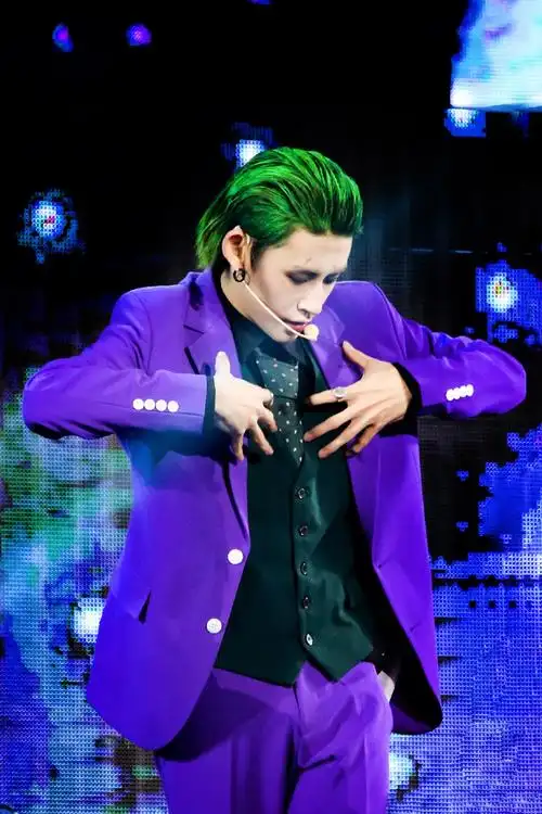 小鬼王琳凯cosplay蝙蝠侠小丑酷炫写真