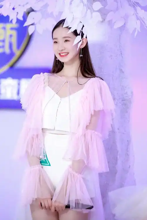 简介:张艺凡粉裙甜美写真图片,分享一组张艺凡图片给大家,图中的明星