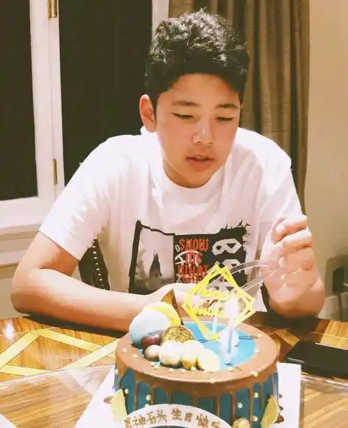 长大太魁梧,14岁身高近一米八,穿西装硬汉风十足_成长_郭子睿_节目