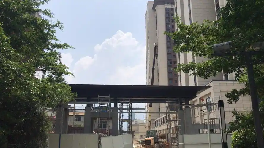美地小区门楼钢构铝单板安装完成85%
