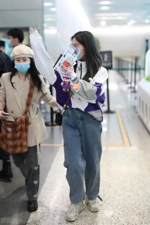 张紫宁穿白紫色拼接的高领卫衣搭配阔腿牛仔裤是邻家少女风