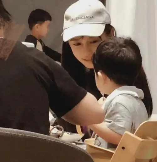 黄晓明儿子这么大了!angelababy逛街被偶遇,小海绵留小揪揪发型