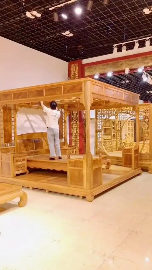 千工拔步床是中国传统古典家具体型最大的床,像一间房子一样.