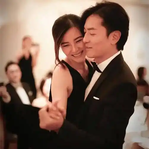 年初,郑伊健夫妇迎来结婚10周年纪念,蒙嘉慧在个人社交账号上晒出合影