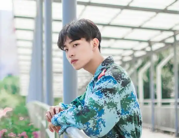 高中生军训时00后小鲜肉穿迷彩生活写真照片帅气的脸上洋溢着笑