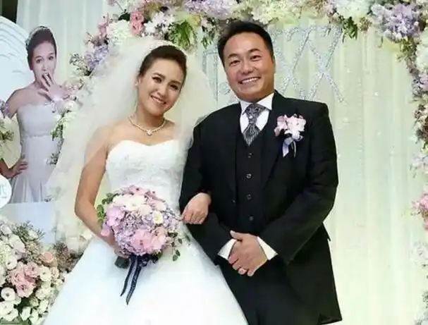 这么多年,不管外人怎么看,她们总是和看起来不靠谱的老公过到了现在