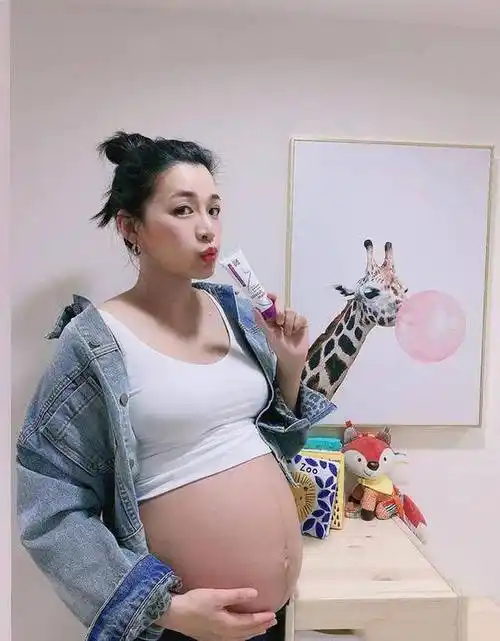 修杰楷前女友一胎得女,公开产后素颜照,颜值不输贾静雯_王思平_女儿