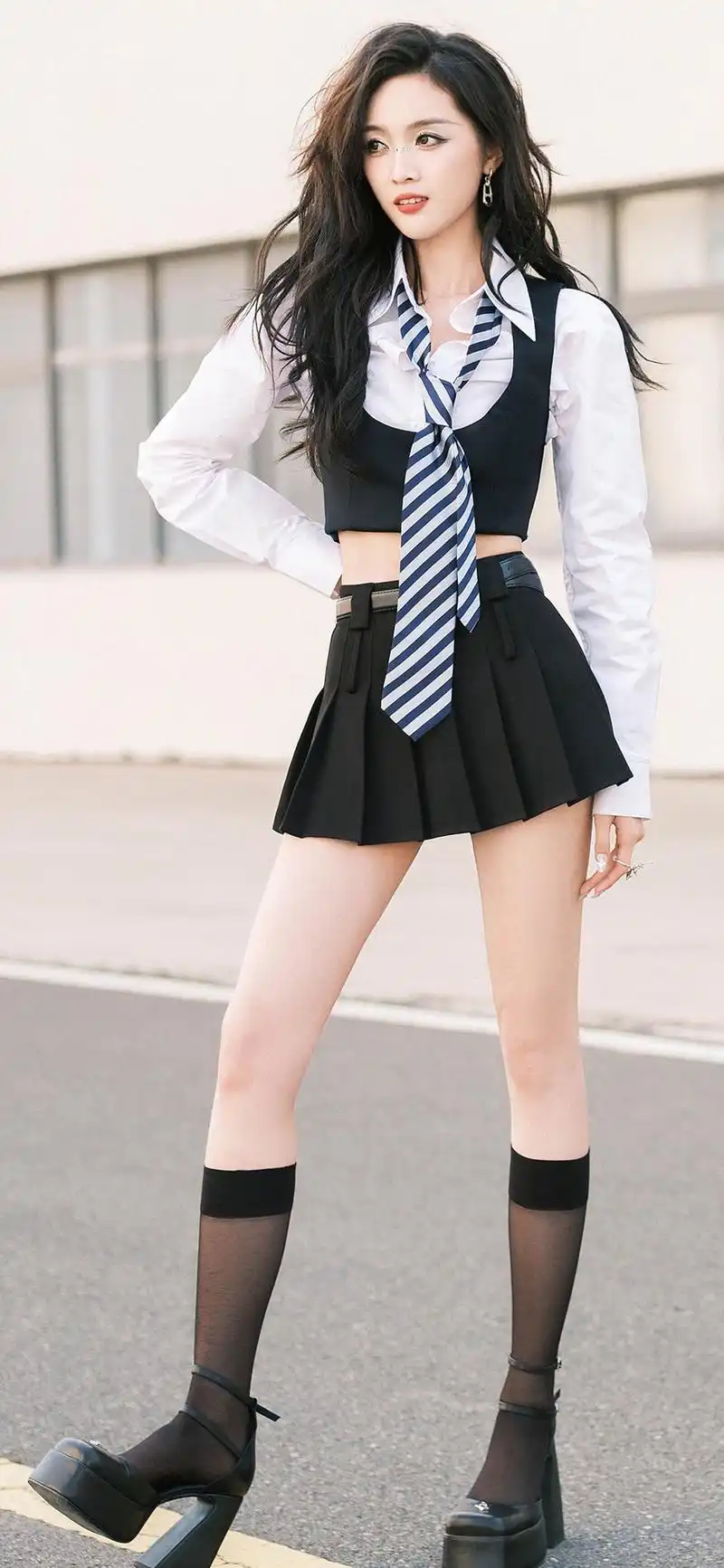 吴宣仪大长腿能歌善舞