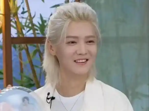 关晓彤,快管管你男友:34岁搞直播的鹿晗,已彻底"放飞自我"了