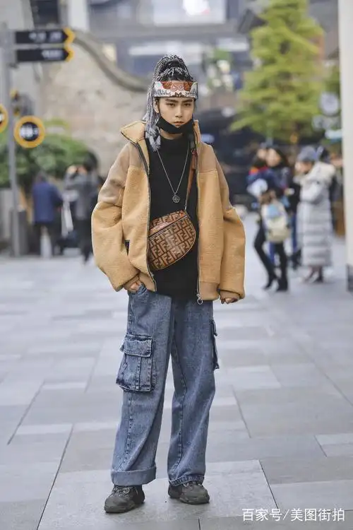 街拍:身穿连衣裙的美女,笑容甜美,一看就是个温柔的姑娘