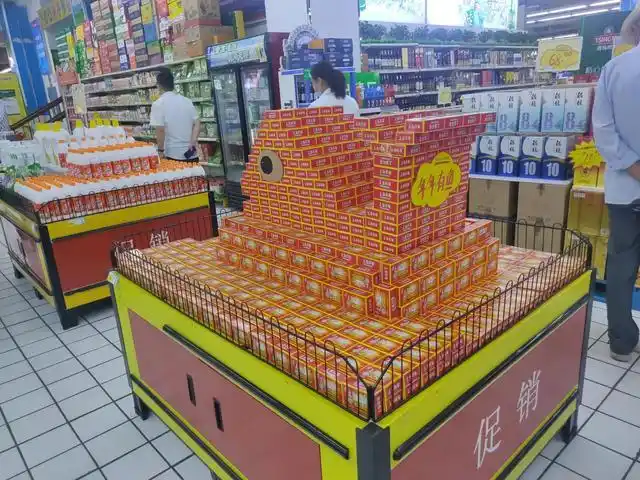 商品创意陈列,为超市营造出了一种不一样的氛围.