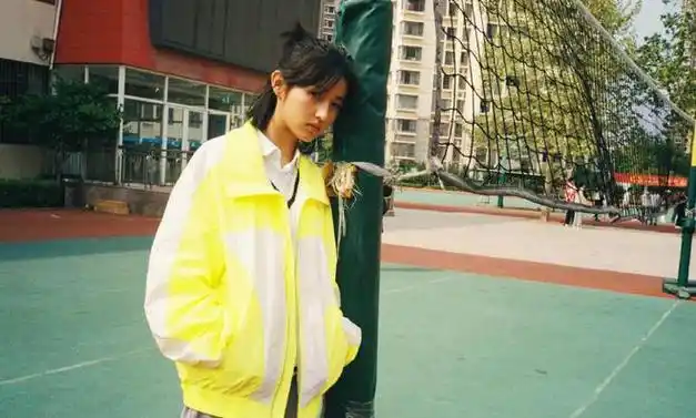 张子枫考完高考调皮了,34度"偷穿"妈妈西装出门,帅得认不出来|短裤