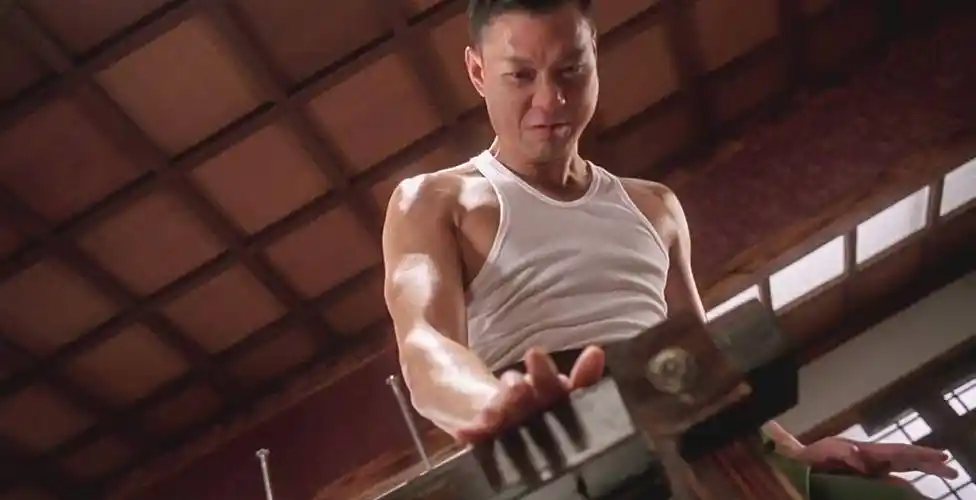 原创最强反派周比利他罕见晒照武打反派第一人私下却十分宠妻