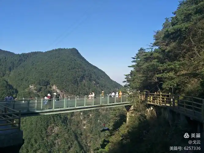 的明月山山顶,悬于绝壁之上,全长约3100米,这是明月山景区的精华景点