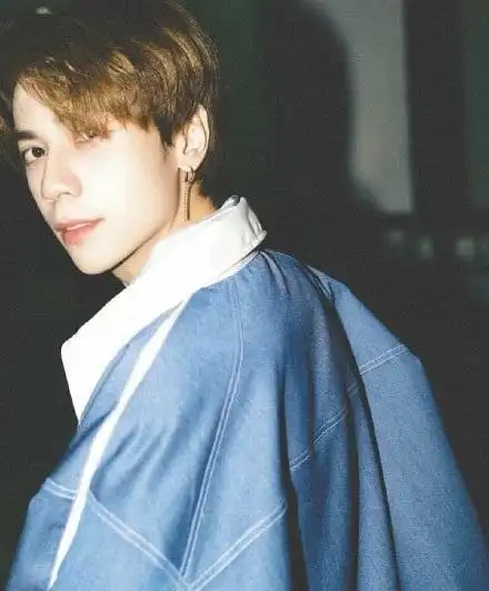 不仅歌好听,人还这么帅,难怪有网友称呼黎光雄为"宝藏歌手"呢!