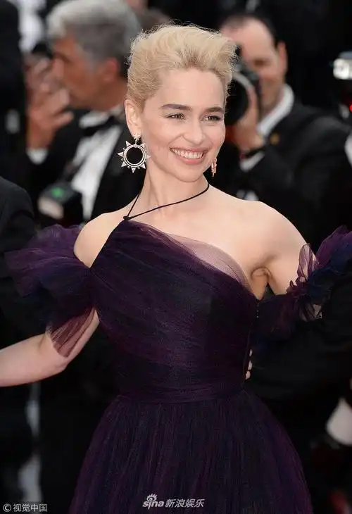 组图:"龙妈"艾米莉亚走红毯绽放笑容 露肩紫裙360°美丽