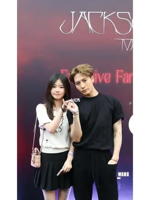 和王嘉尔牵手了