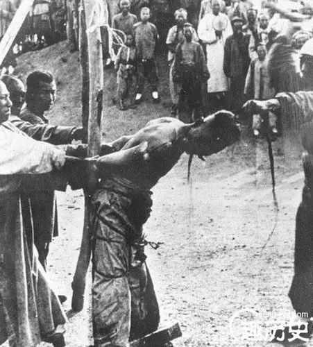 残忍的旧中国斩首行刑图古代砍头刑场实拍