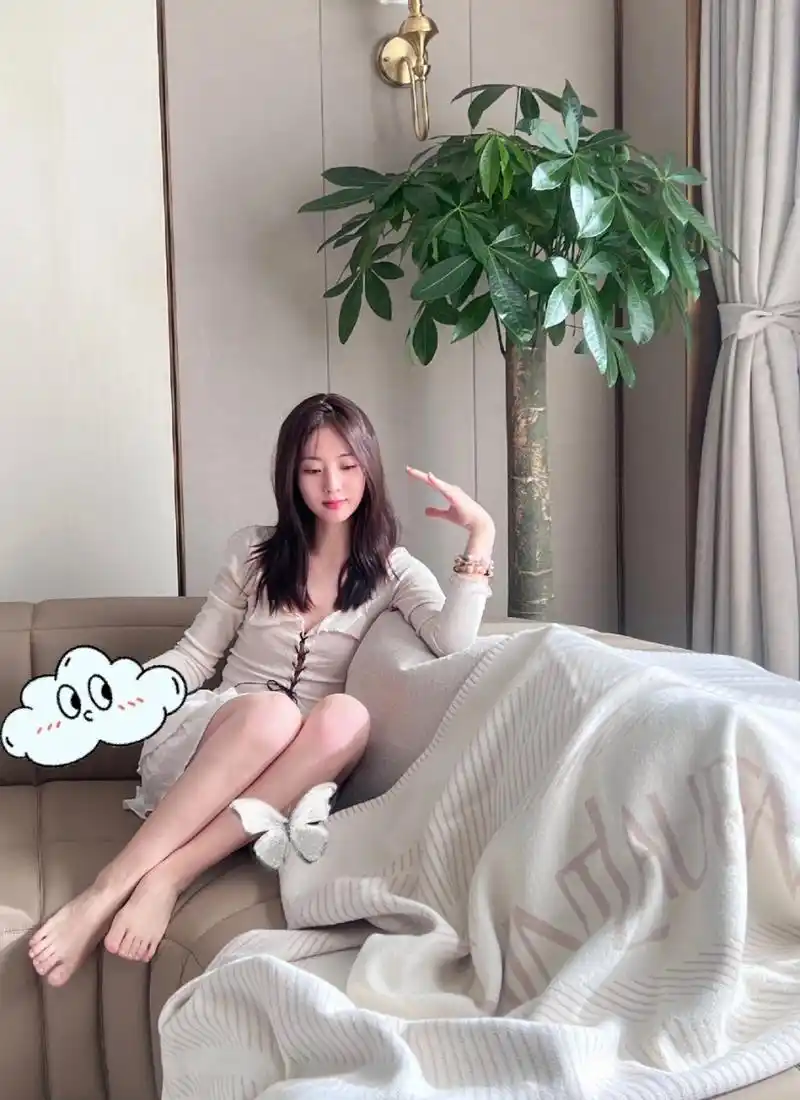 刑菲美腿玉足写真,又白又嫩好诱人,这就是清纯女神呀!