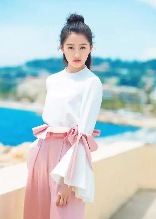 关晓彤一个20岁的女孩网友们难道就真的不能放过她吗