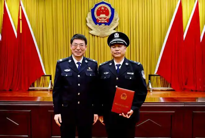 副省长,省公安厅厅长范华平为111名晋升警监警衔的同志颁发授衔命令