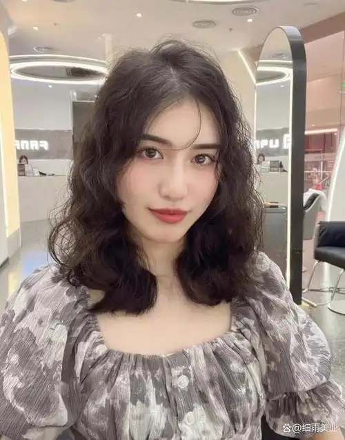 全头烫发一点也不老气,非常的简约大方不做作,更是有着淑女的气质.