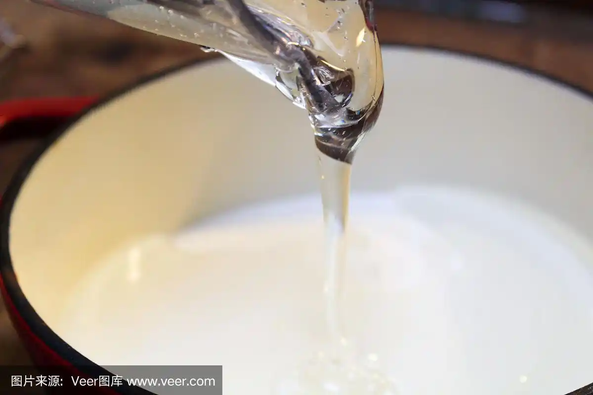 向锅中倒入清澈粘稠的液体