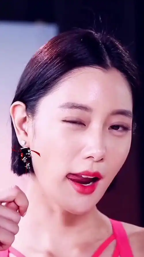 这样性感的女神,吐舌头也太可爱了吧.有多少情哥哥顶得住?