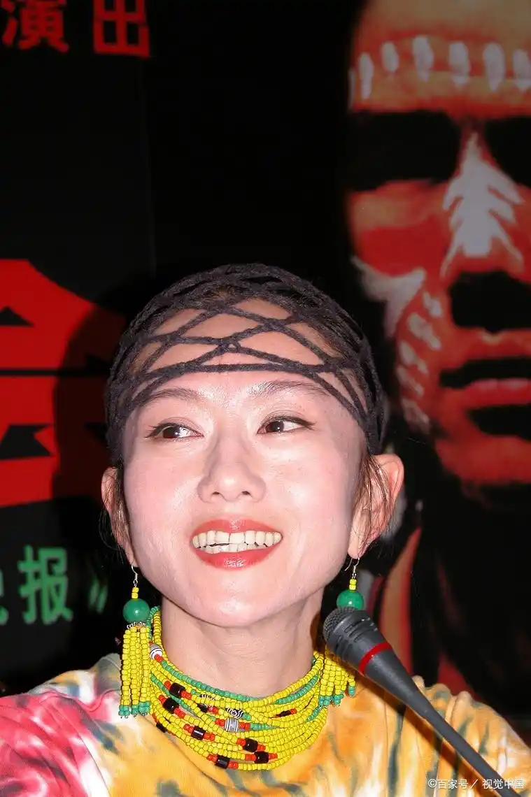 有媒体曝光了一组杨丽萍35岁时的盛世美颜照片.