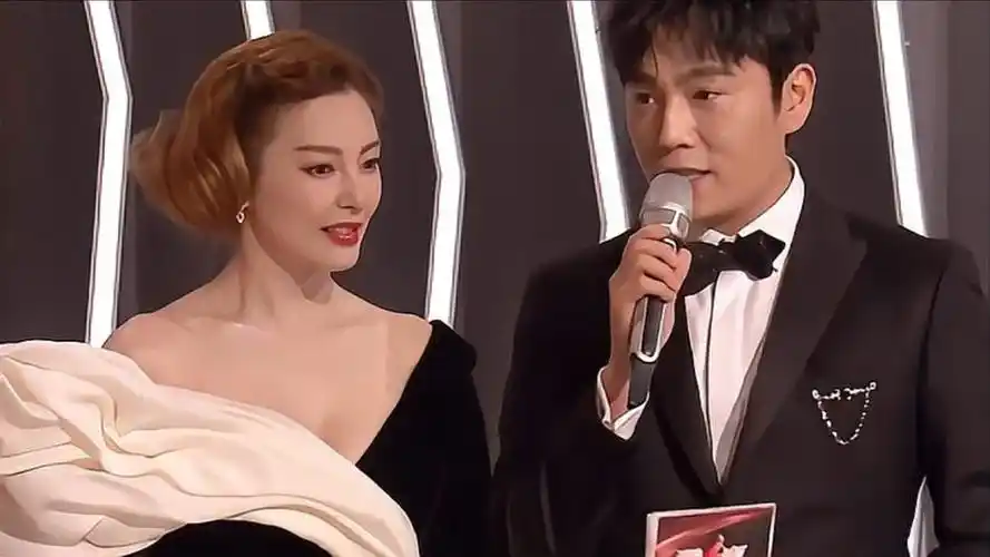 张雨绮主持出差错,一旁的秦昊拦都拦不住,画面简直太逗!