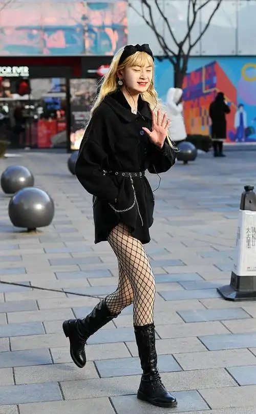 街拍穿出装饰感的渔网袜美女