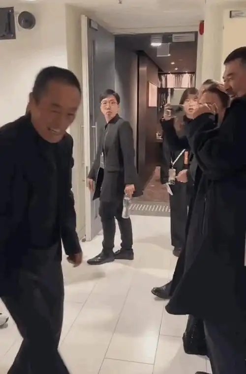 65岁丁勇岱和53岁陈建斌同框全程端坐不起身差距一目了然