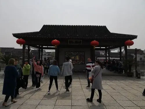 荡口古名丁舍,相传是东汉孝子丁兰故里,因位于鹅肫荡口而得名.