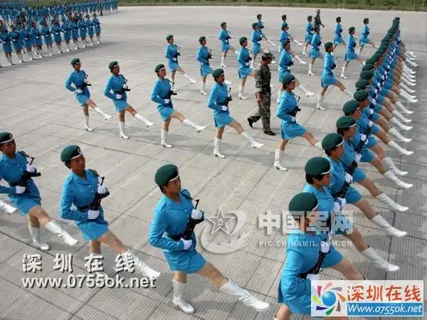 国庆六十年阅兵式中的女兵们穿的服装,靴子和袜子是发的吗?
