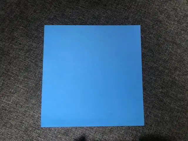 先准备一张蓝色正方形纸