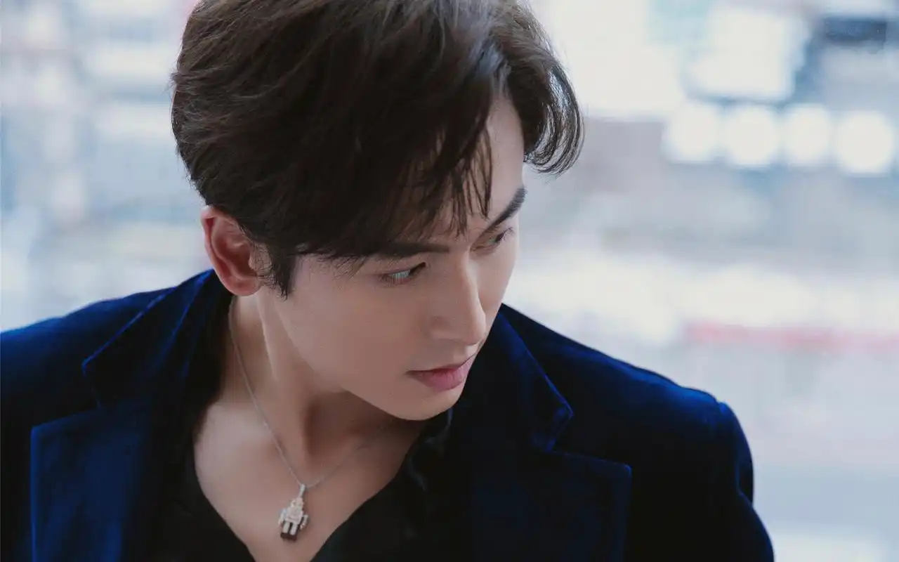 张哲瀚儒雅帅气写真图片桌面壁纸